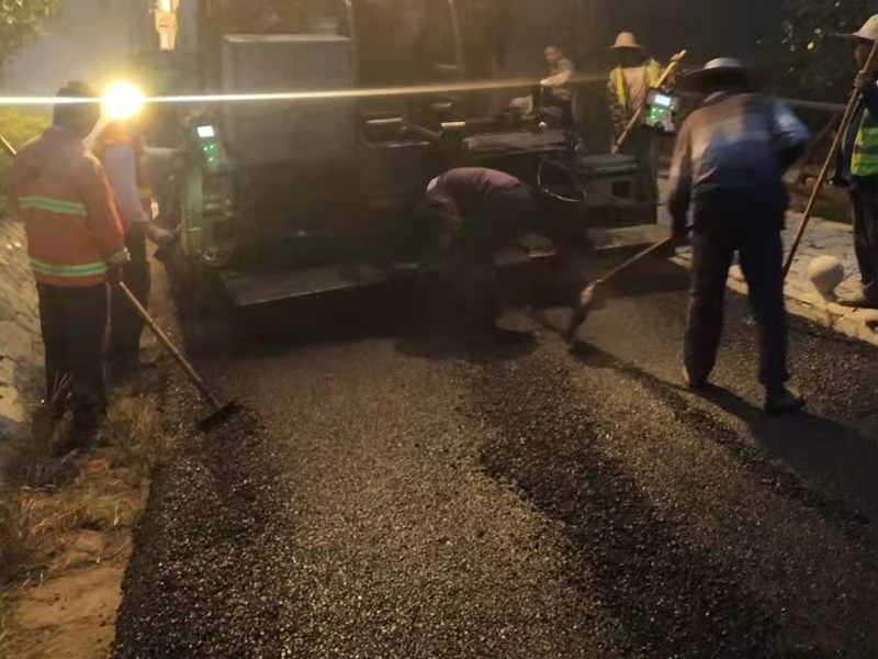 道路沥青摊铺  
